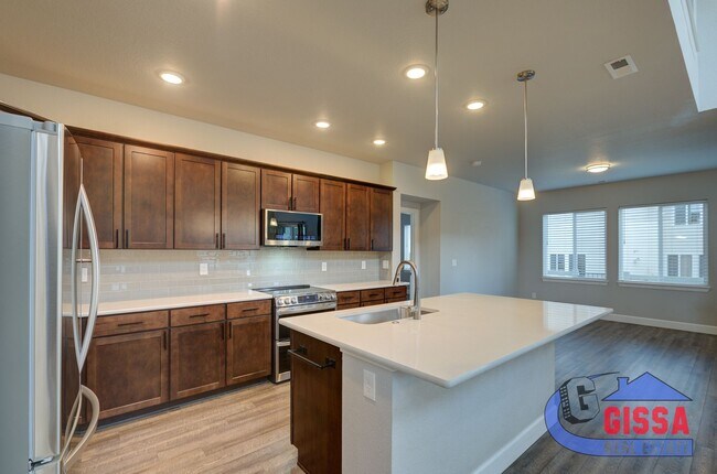 Building Photo - Beautiful, modern townhouse with primary b...