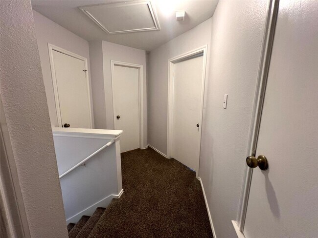 Building Photo - 2423 Glen Field Dr