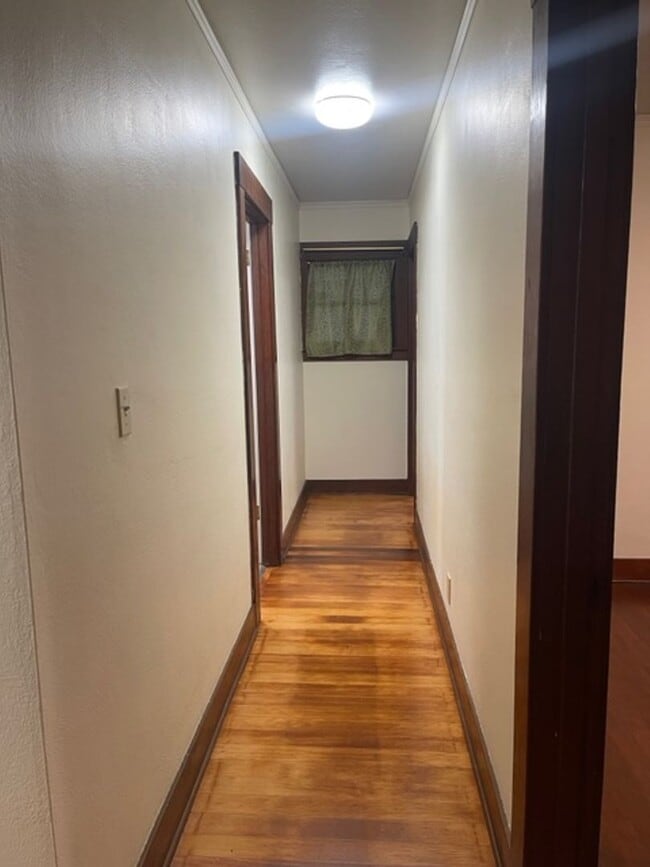 Building Photo - Spacious Craftsman Home