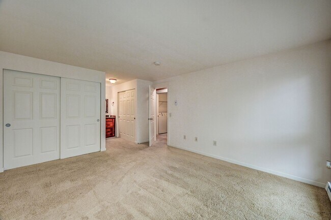 Building Photo - Cozy Condo, Smack-dab in the Middle of Bellevue