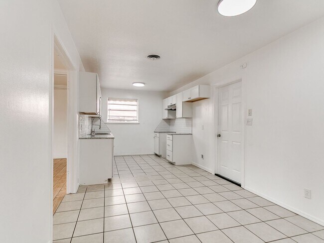 Building Photo - Updated Home + 3 bedrooms + Del City