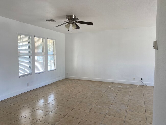 Building Photo - Single story 4 Bedroom for Lease Jurupa Va...