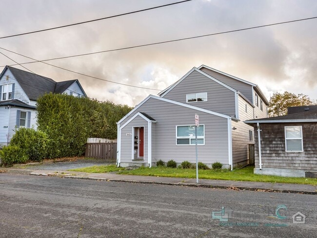 Building Photo - $500 OFF SUMMER MOVE-IN SPECIAL - $2,700 3 BED/1.5 BATH!!!
