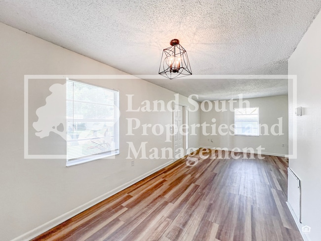 Building Photo - Newly Renovated 3-Bedroom Duplex with Mode...