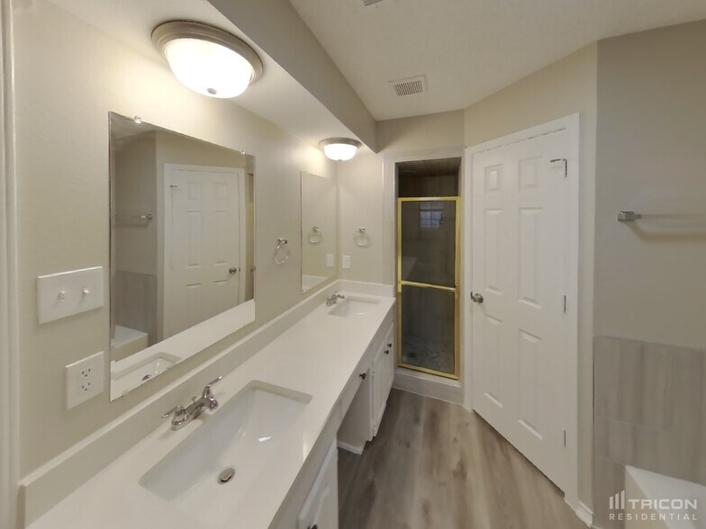 Building Photo - 721 Parkview Dr