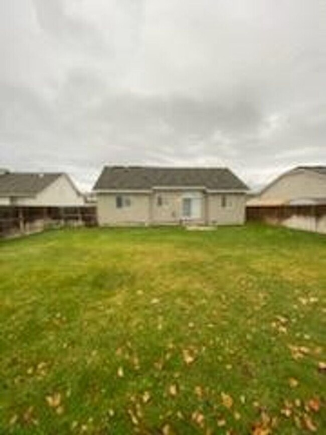 Building Photo - 2559-2559 W Apperson Dr