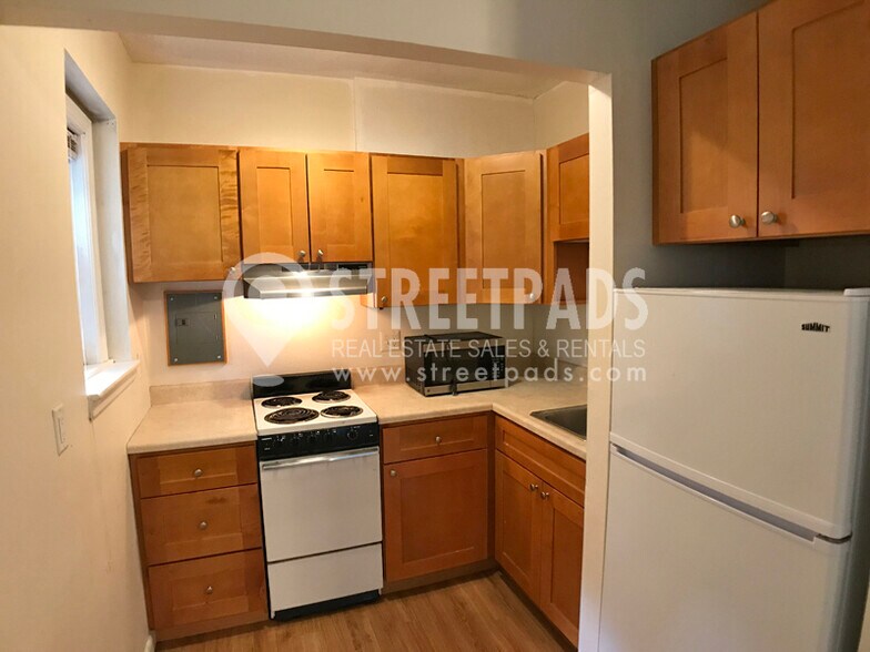 #2 - Studio - $1900 - 9/1 - 2018 Commonwealth Avenue