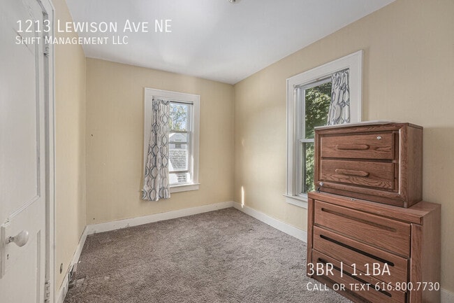 Building Photo - 1213 Lewison Ave NE