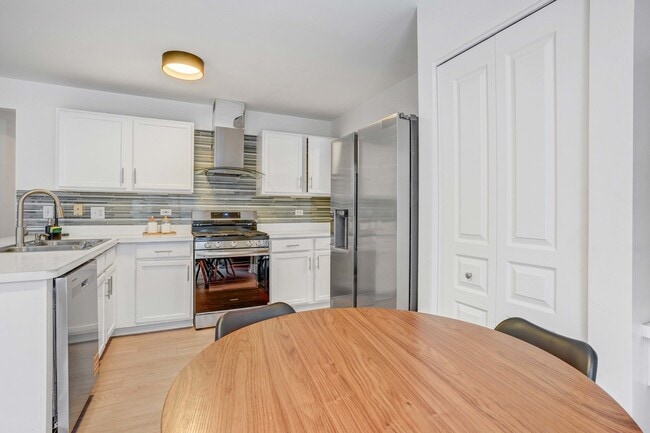 Building Photo - 549 Ivory Ln