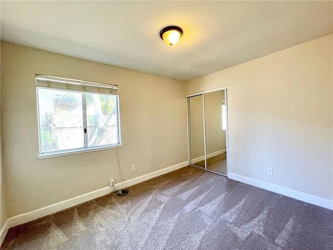 Building Photo - 700 Los Lunas Way