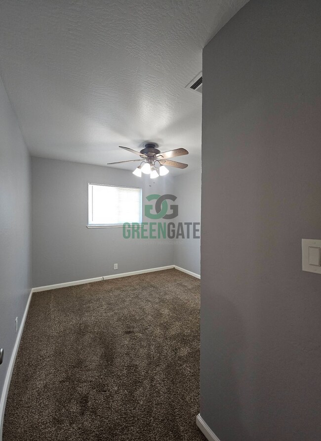 Building Photo - NOW AVAILABLE! 3 Bedroom, 1 Bathroom Home ...