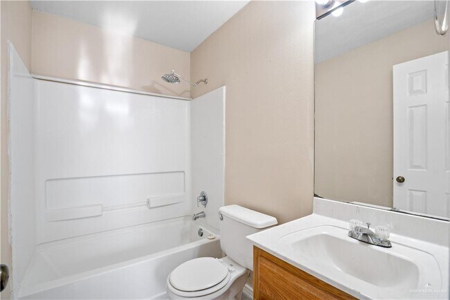 Building Photo - 16 Oasis Dr