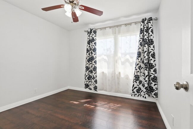 Building Photo - Spacious 3 Bedroom 2 Bath Available Now!