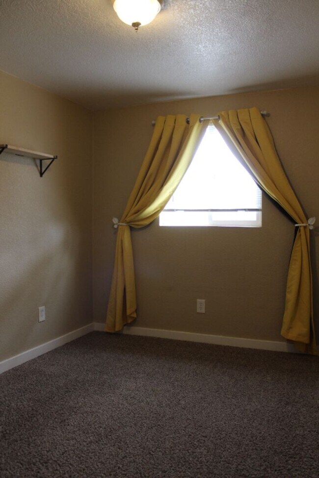 Building Photo - 3 BR/ 1 BA Ranch home in Commerce City!