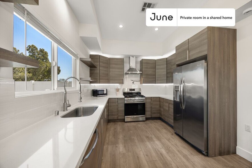 Building Photo - Private bedroom in 4 bed/4 bath Home