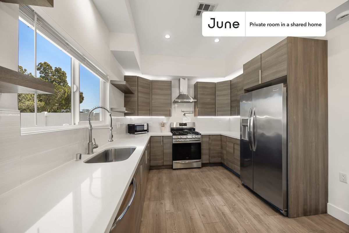 Building Photo - Private bedroom in 4 bed/4 bath Home