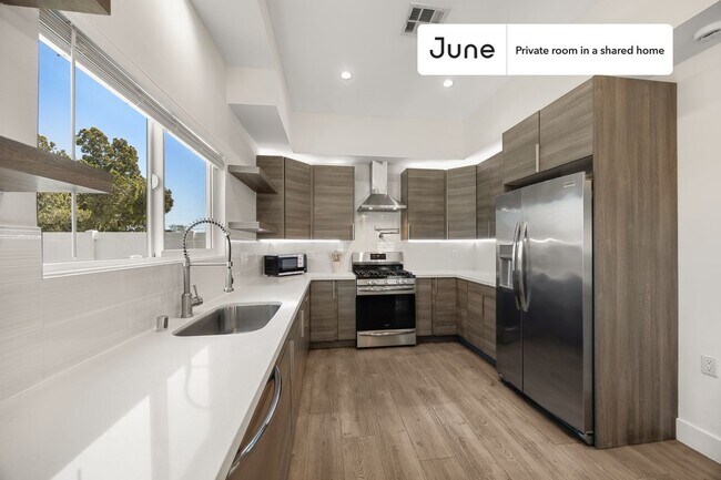 Building Photo - Room in Shared 4 bed/4 bath home