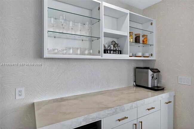 Building Photo - 700 NE 24th St