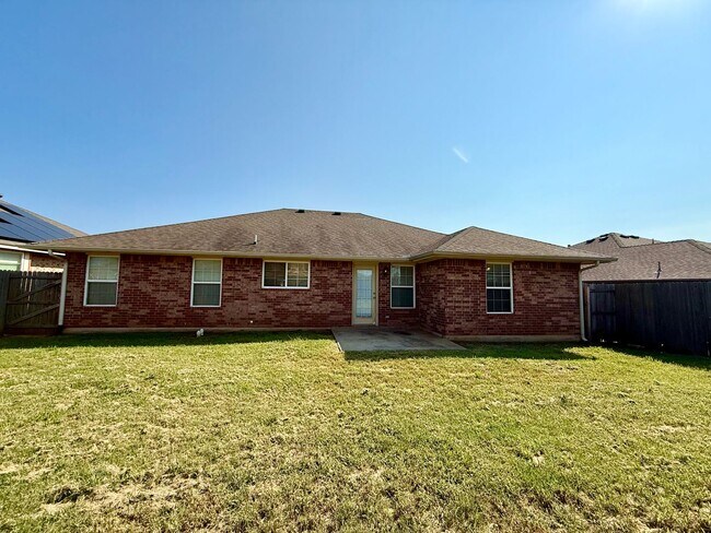 Building Photo - Spacious Home in Apple Valley- Moore