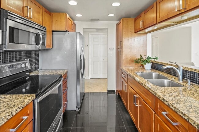 Building Photo - 4400 Hillcrest Dr