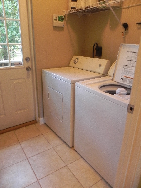 Building Photo - Nice 3BR/2BA Home - Convenient to NAS Pens...