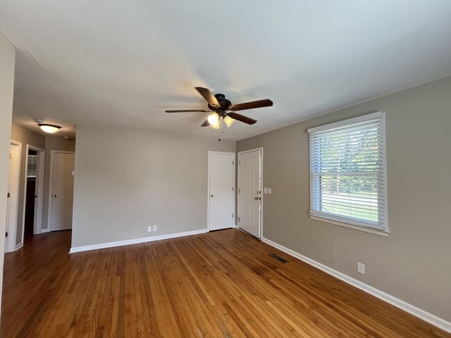Building Photo - COMING SOON! 2 Bedroom Duplex Close to MTS...