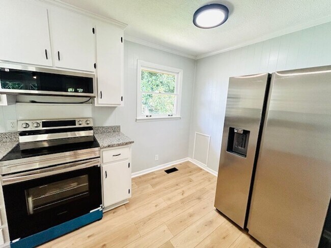 Building Photo - MOVE IN SPECIAL- $300 Off First Month's Rent-MOVE IN READY BRICK HOME!