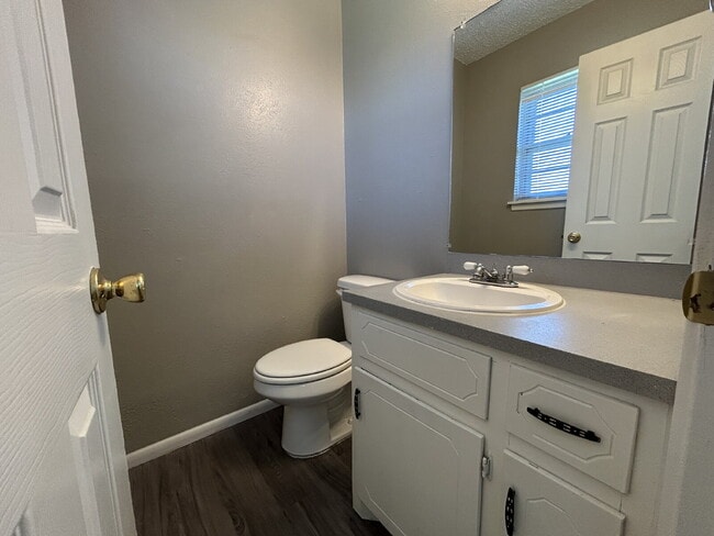 Building Photo - House Located Within Minutes Of Hospital D...