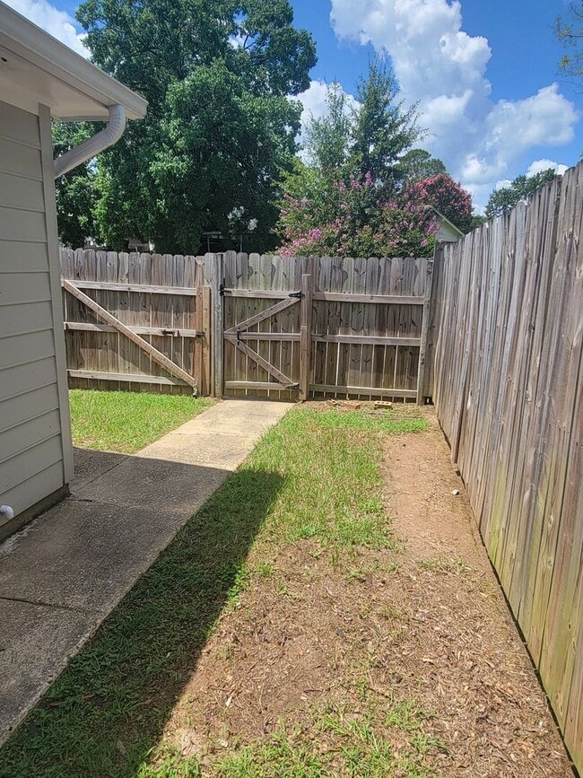 Building Photo - Adorable 2-Bedroom, 2-Bath Townhome Near A...