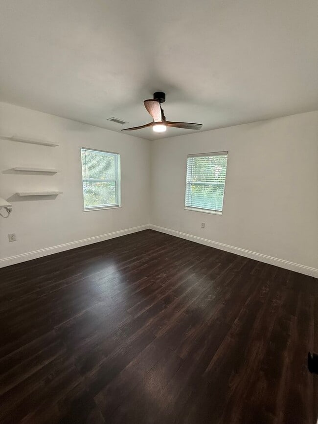 Building Photo - Renovated 2/1 Home walkable to Downtown De...