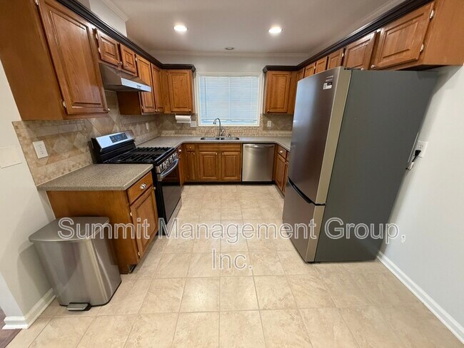 Building Photo - 1528 St Dunstans Rd