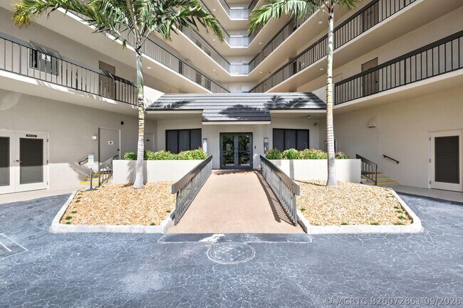 Building Photo - 801 S Ocean Dr