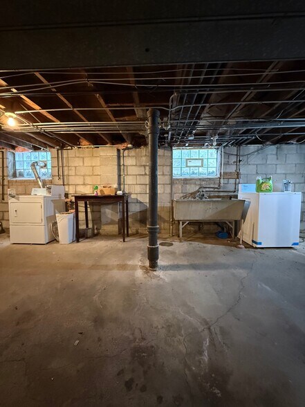 Building Photo - 6100 W Lisbon Ave
