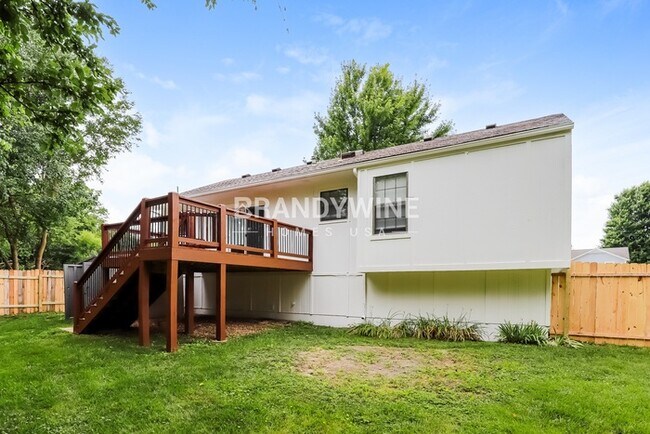 Building Photo - 521 SE Onyx Dr