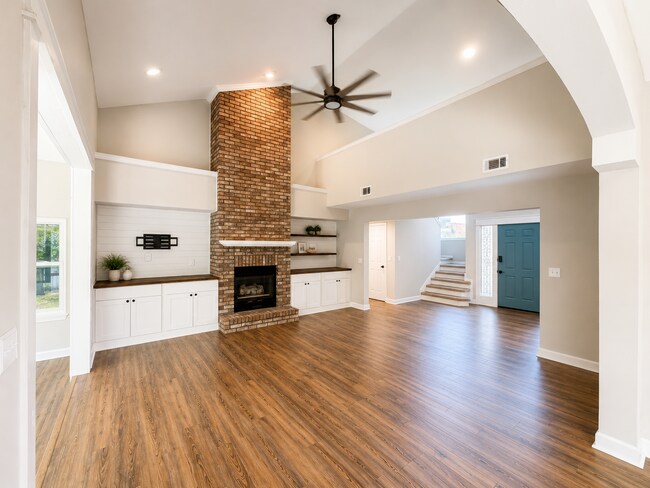 Building Photo - Updated 3BR Niceville Home with Soaring Ceilings, Luxury Primary Suite & Spacious Cul-de-Sac Lot