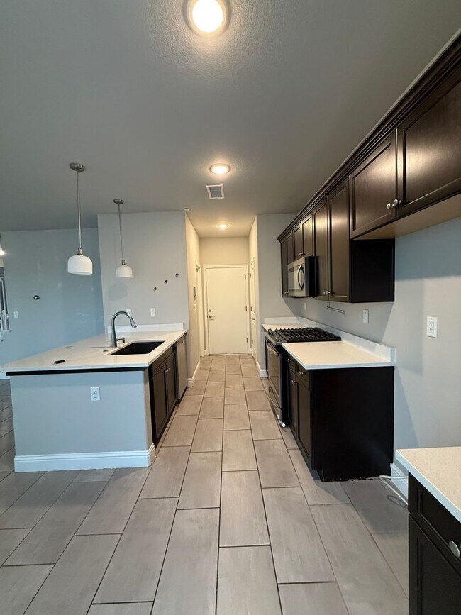 Building Photo - Charming 3-Bedroom Home in Family-Friendly 93727 Neighborhood