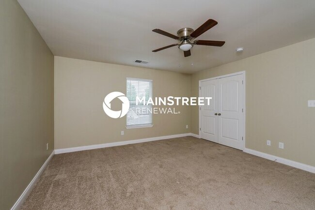 Building Photo - 4 Bedroom Pet-Friendly Home in Louisville, KY with Main Street Renewal