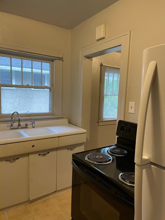 Building Photo - STUDENTS WELCOME! 1 Block North of CSU - Tenant Only Pays Trash