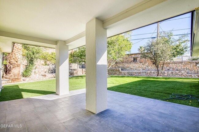 Building Photo - 1210 La Cruz Dr