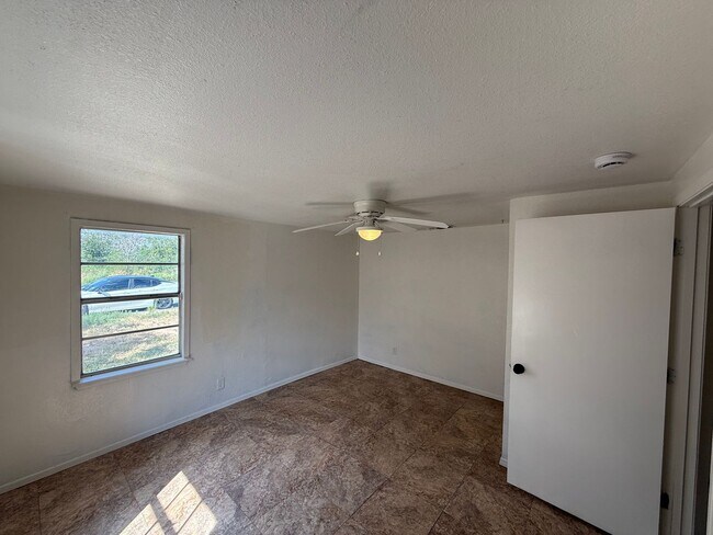 Building Photo - CUTE 2 bedroom, 1.5 bath home AVAILABLE NOW!
