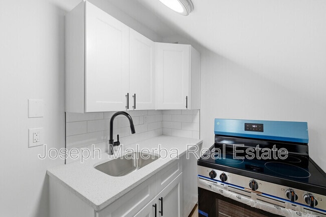 Building Photo - 848 Bank St