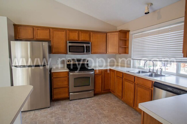 Building Photo - Spacious 3 Bedroom house at 168th and Maple