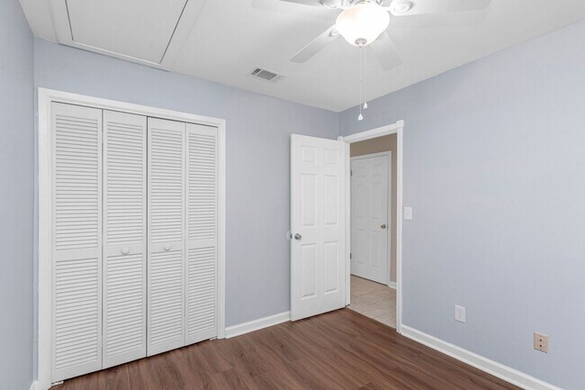 Building Photo - 2BD / 2BA Home Near Eglin AFB and Downtown...