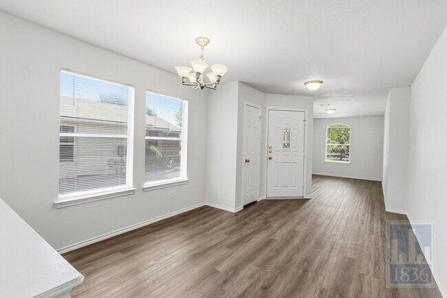 Building Photo - 228 Pearl Lake Dr