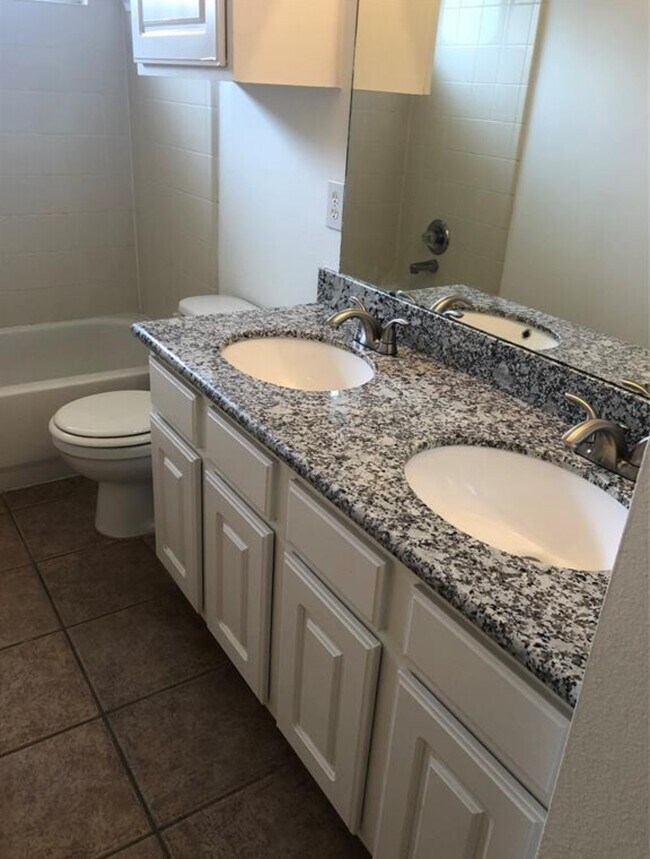 Building Photo - 102 N Queenscliff Cir