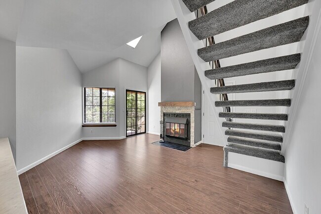 Building Photo - $1,995 - 1 Bed, 1 Bath Updated Lofted Cond...