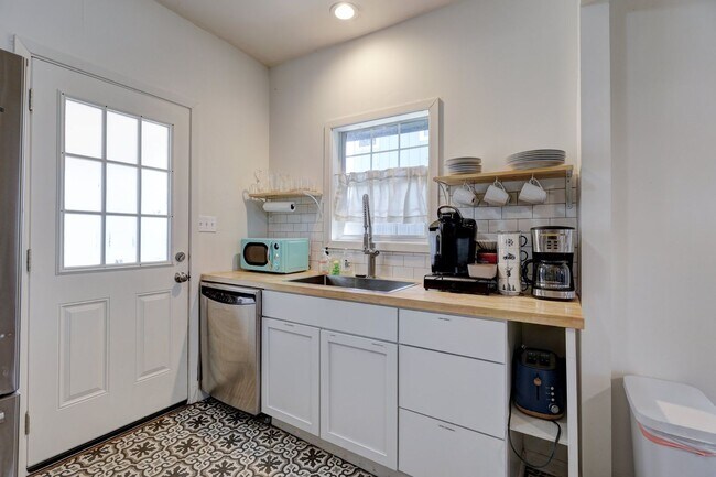 Building Photo - Fully Furnished in Owen Park!