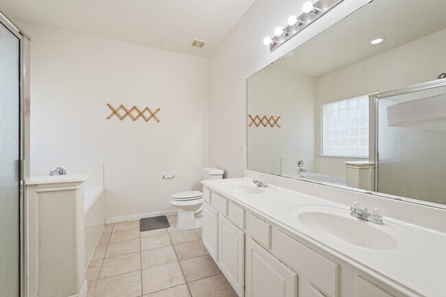 Building Photo - 29650 Legends Green Dr