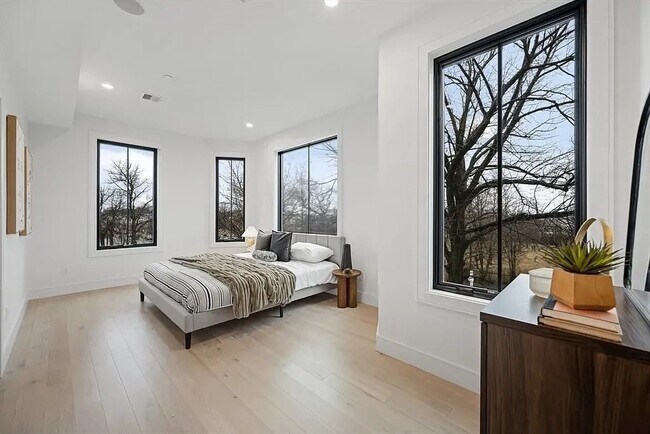 Building Photo - 490 Bennington St