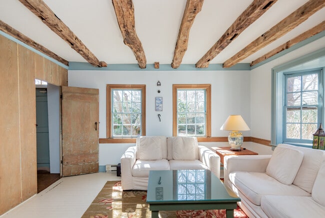 Building Photo - 134 Three Mile Harbor Rd